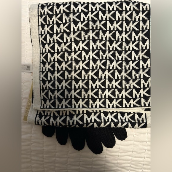NWT 🏷IN BOX MICHAEL KORS BLACK WHITE 3 PIECE SCARF HAT & GLOVES GIFT 🎁 SET - Picture 5 of 6